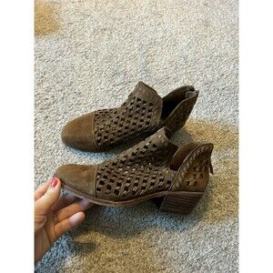 Vince Camuto Suede‎ Cutout Booties Phortiena Pumpernickle 6W